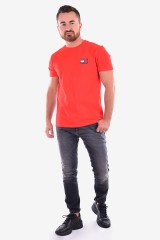 T-shirt TJM TOMMY BADGE TEE RED TOMMY JEANS