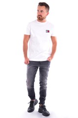 T-shirt TJM TOMMY BADGE TEE WHITE TOMMY JEANS