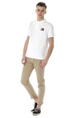 Polo TJM TOMMY BADGE POLO WHITE TOMMY JEANS
