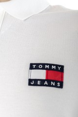 Polo TJM TOMMY BADGE POLO WHITE TOMMY JEANS