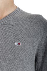 Sweter z klasycznym logo na piersi ESSENTIAL V-NECK TOMMY JEANS