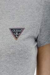 T-shirt z małym logo na piersi szary GUESS