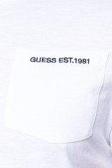 T-shirt biały z logo na piersi GUESS