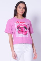 T-shirt różowy z nadrukiem GUESS